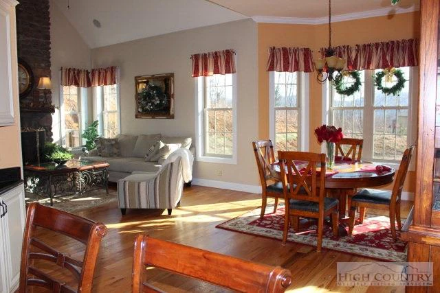 Image number 13 for the current listing