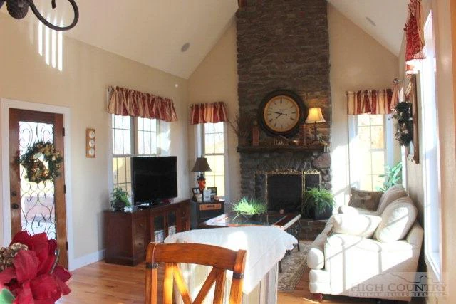 Image number 15 for the current listing
