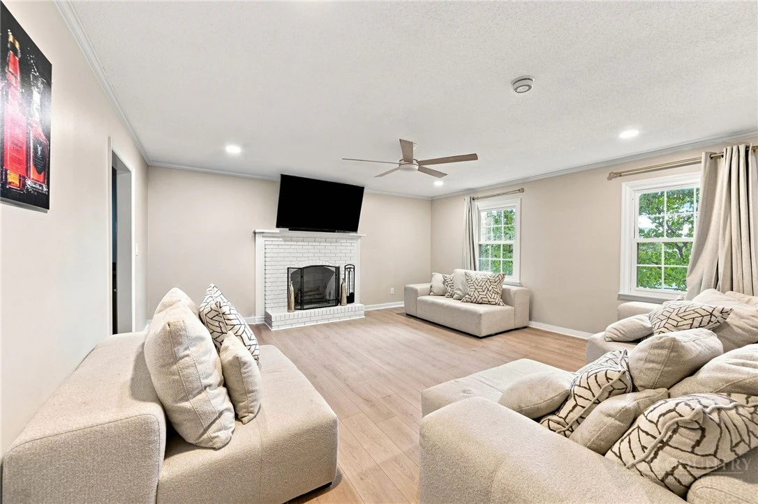 Image number 3 for the current listing