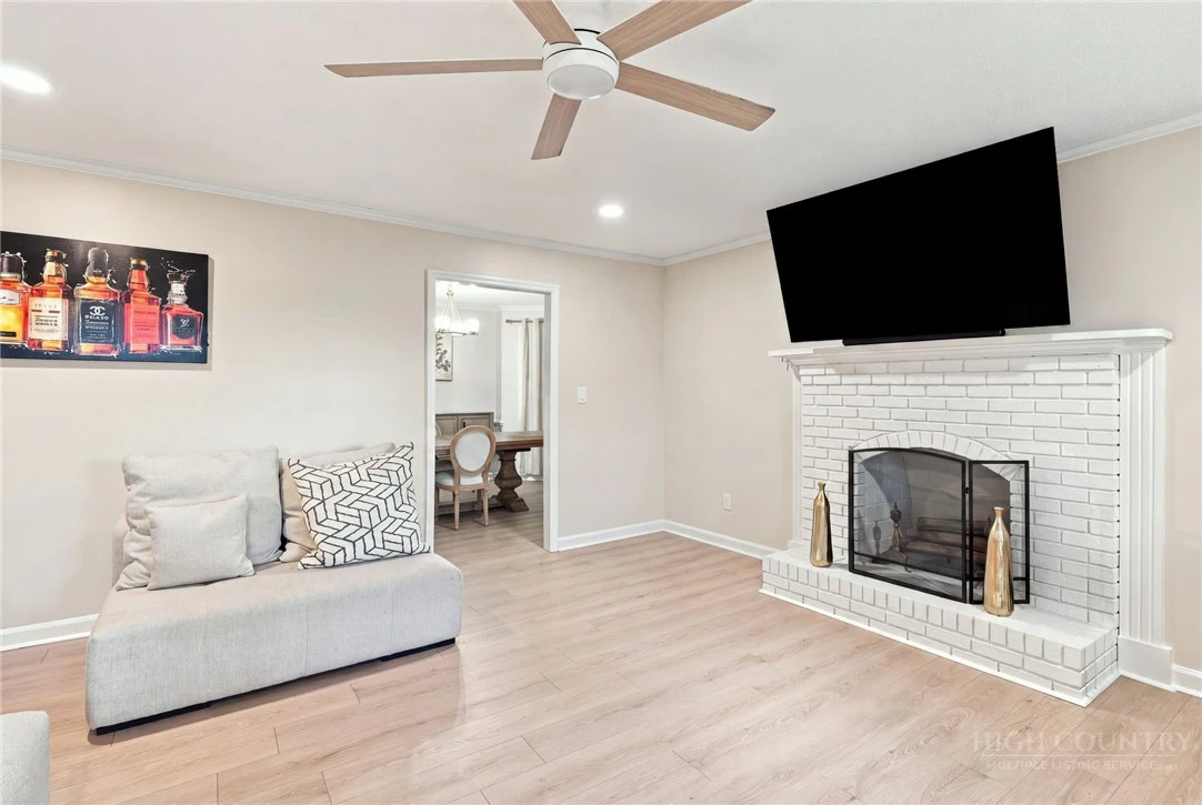 Image number 4 for the current listing