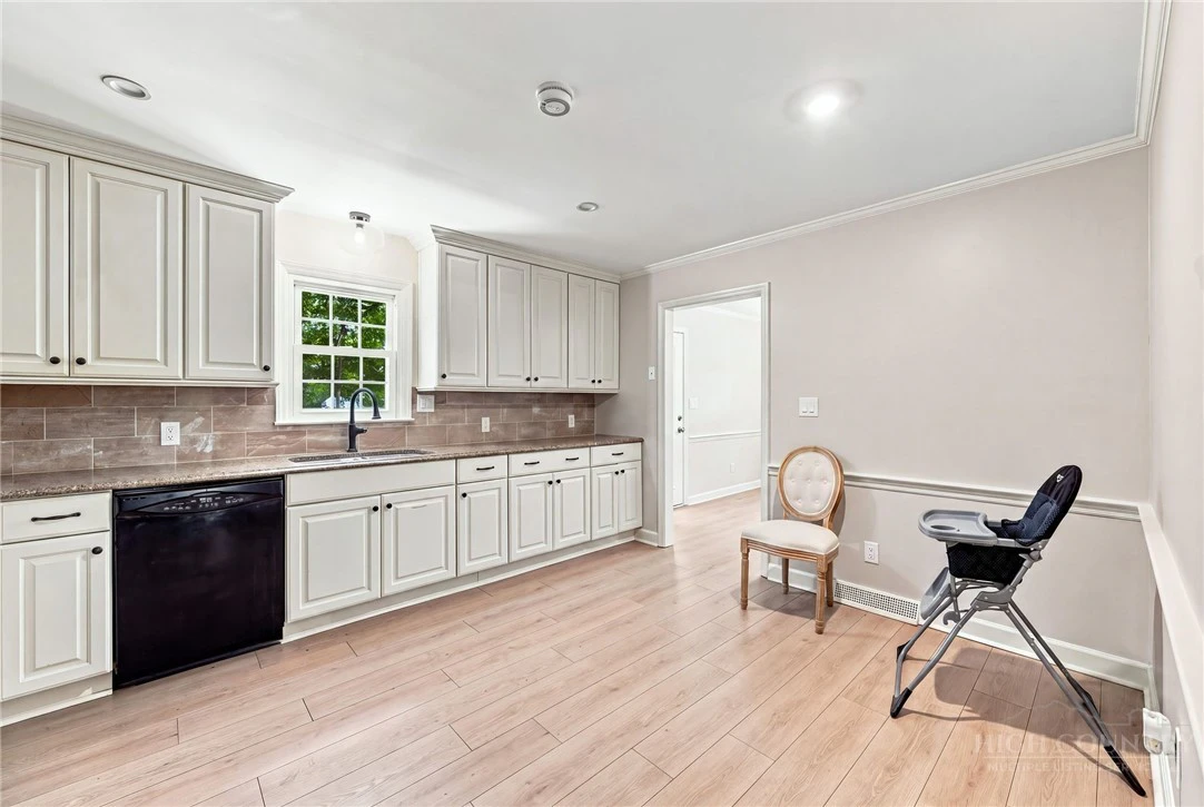 Image number 8 for the current listing