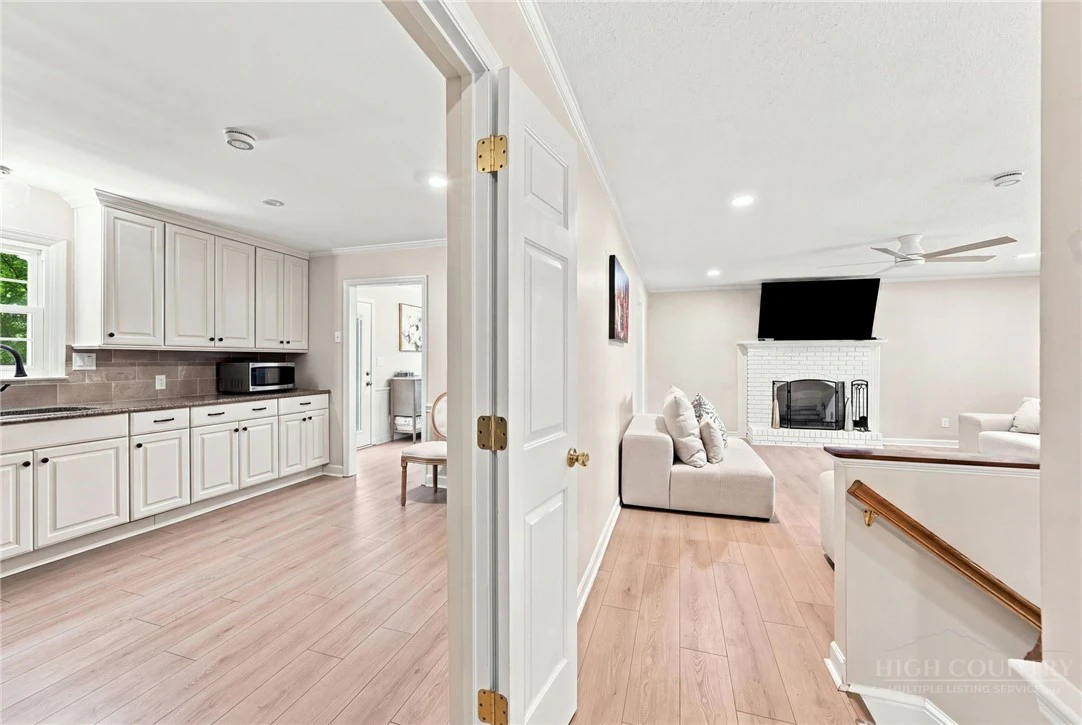 Image number 9 for the current listing