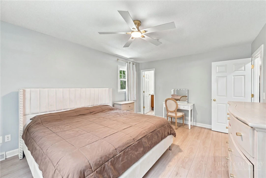 Image number 11 for the current listing