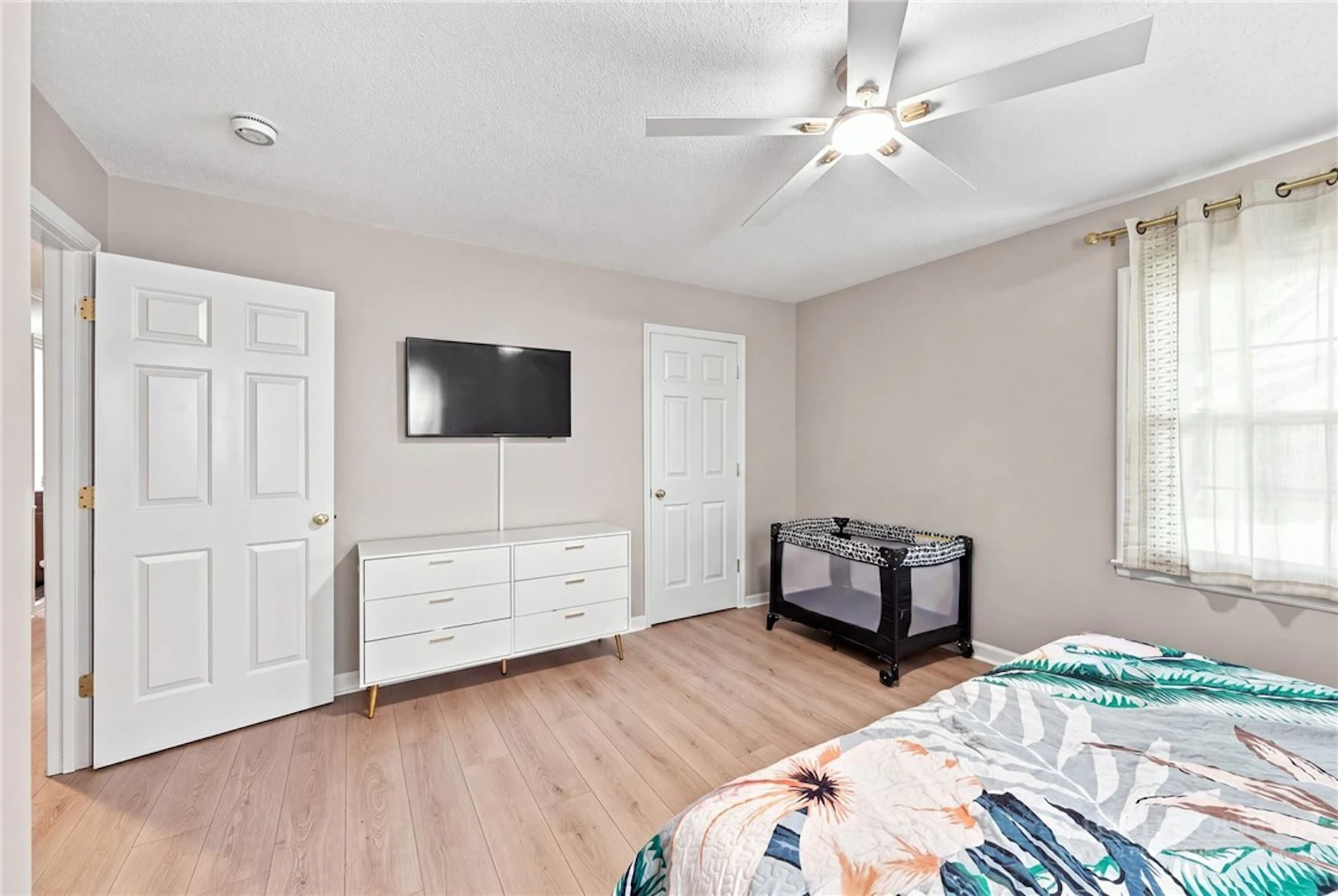 Image number 14 for the current listing