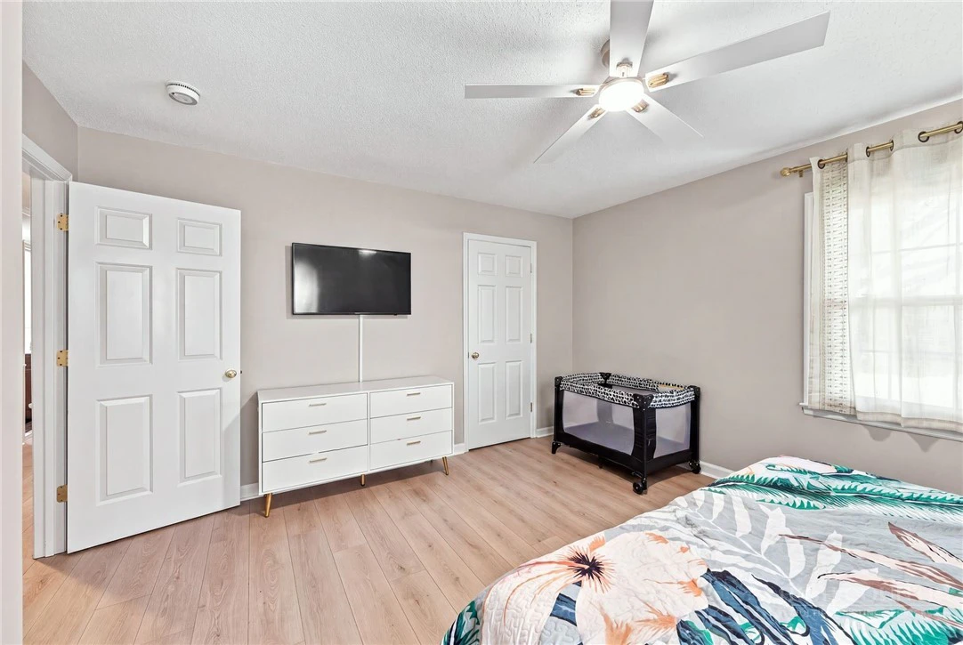 Image number 14 for the current listing