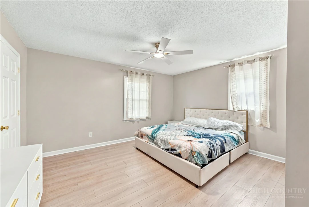 Image number 15 for the current listing