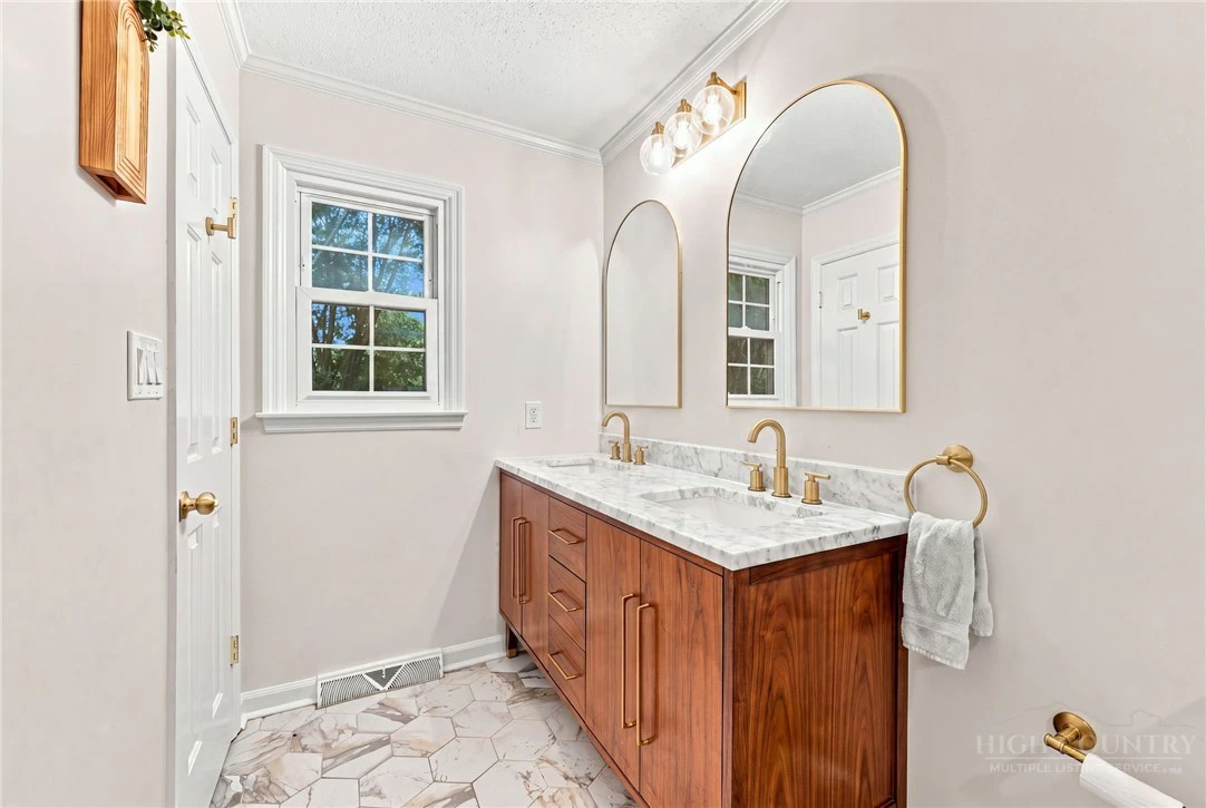 Image number 17 for the current listing