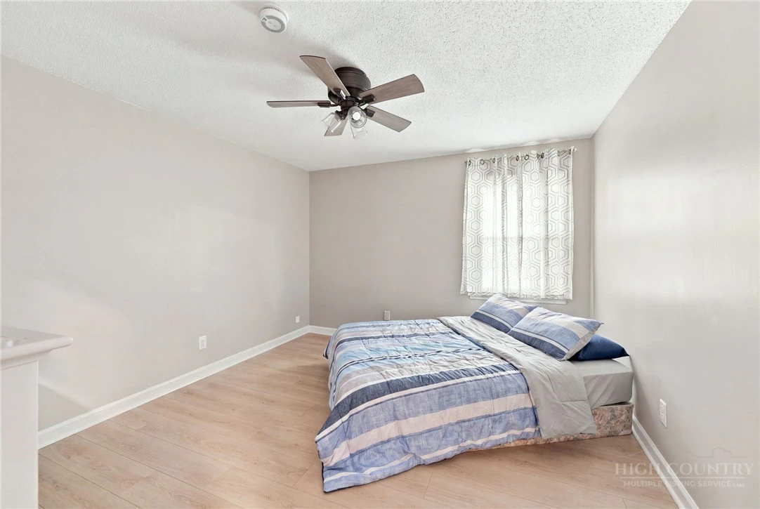 Image number 18 for the current listing