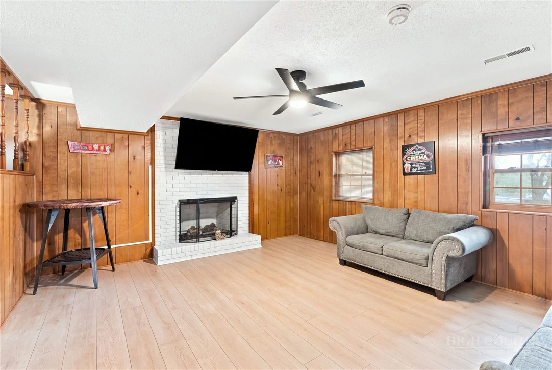 Image number 20 for the current listing