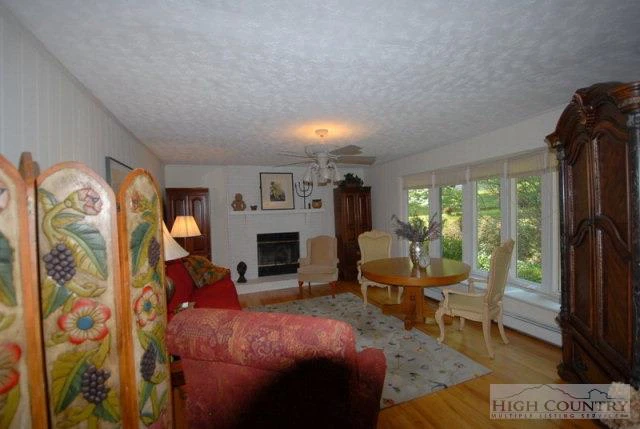 Image number 13 for the current listing