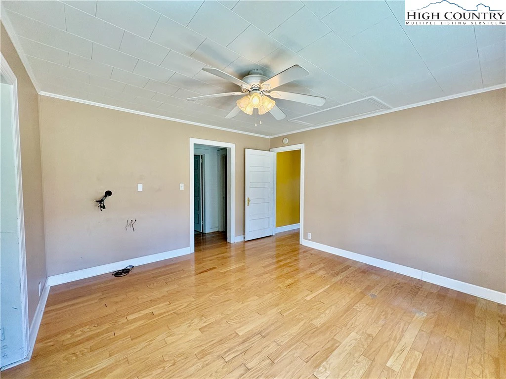 Image number 19 for the current listing
