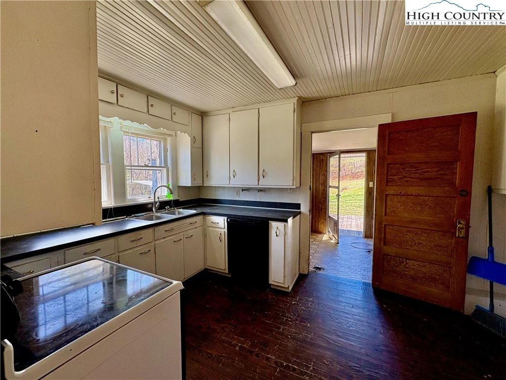 Image number 18 for the current listing