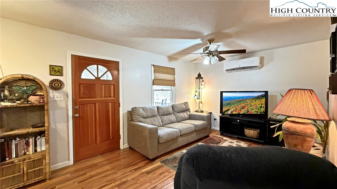 Image number 14 for the current listing