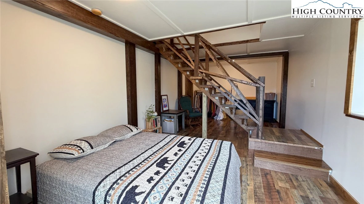 Image number 11 for the current listing