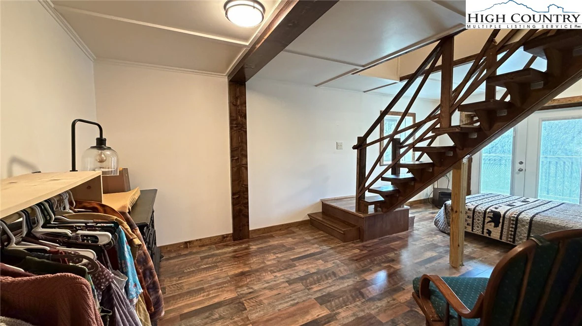 Image number 15 for the current listing