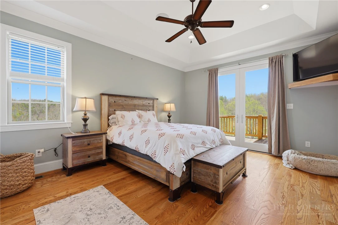 Image number 14 for the current listing