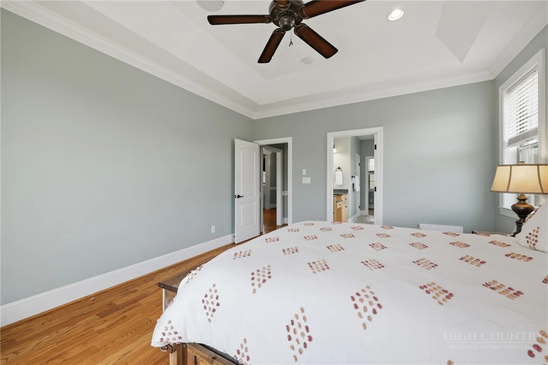Image number 4 for the current listing