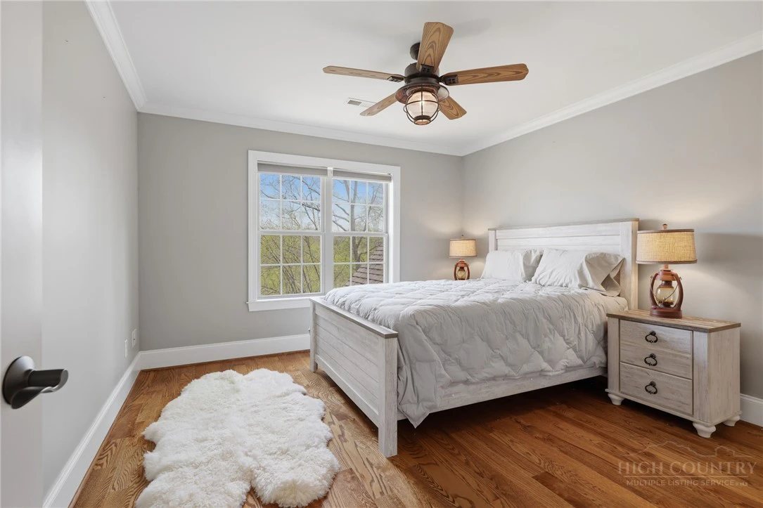 Image number 9 for the current listing