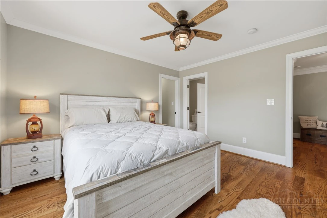 Image number 11 for the current listing