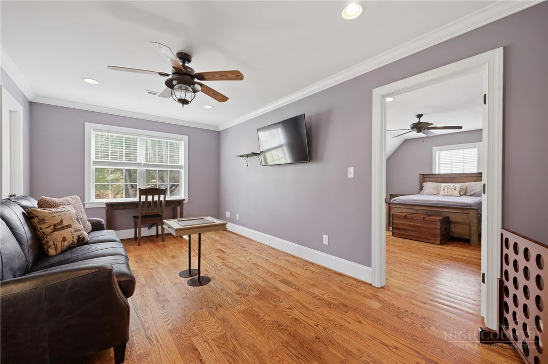 Image number 2 for the current listing