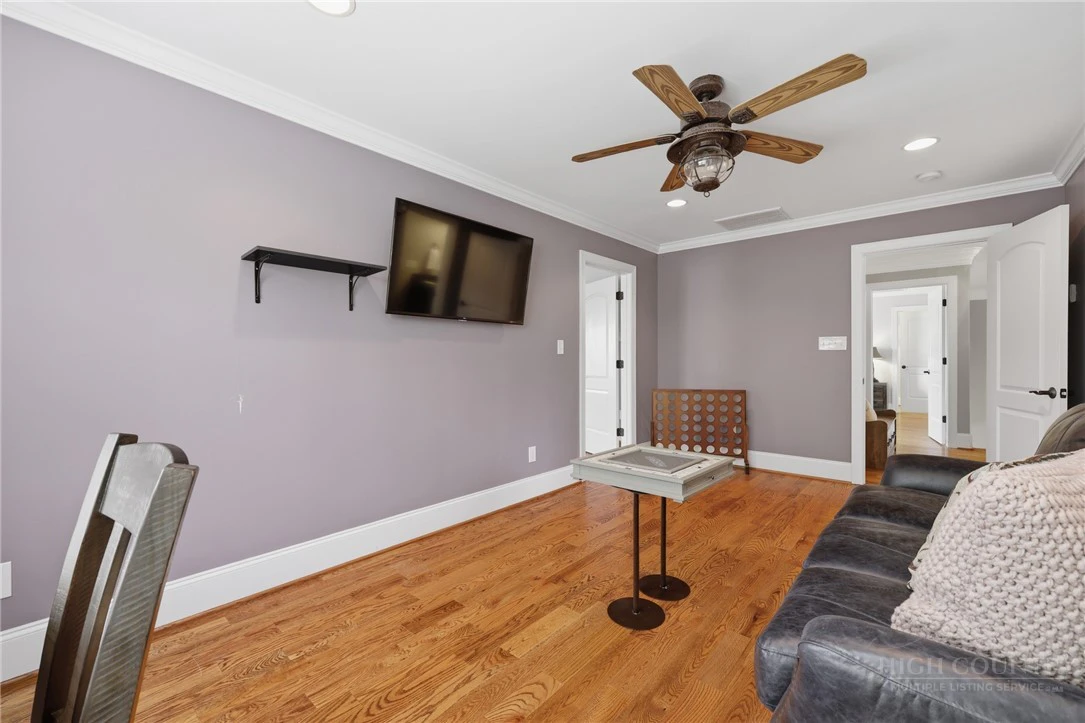 Image number 15 for the current listing