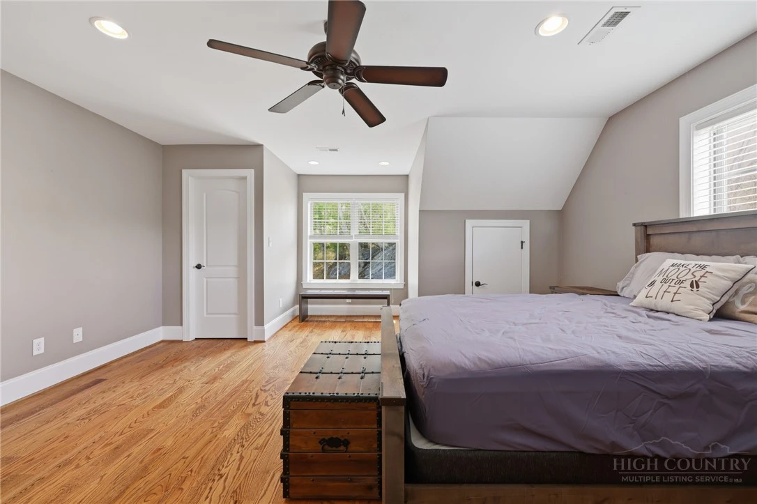 Image number 18 for the current listing