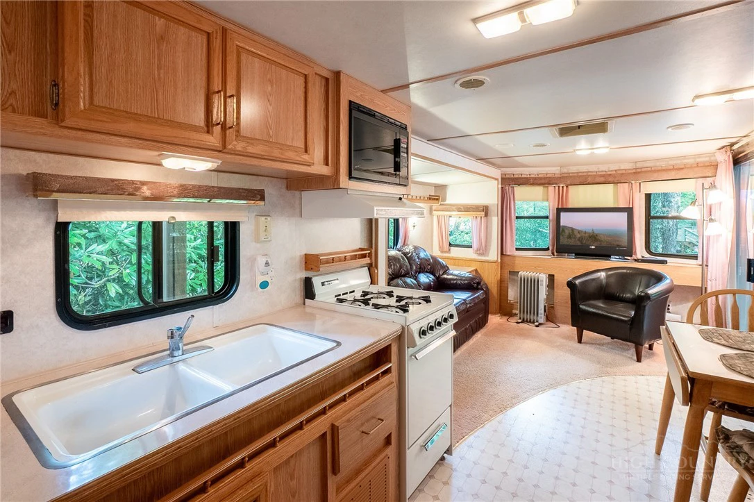 Image number 4 for the current listing