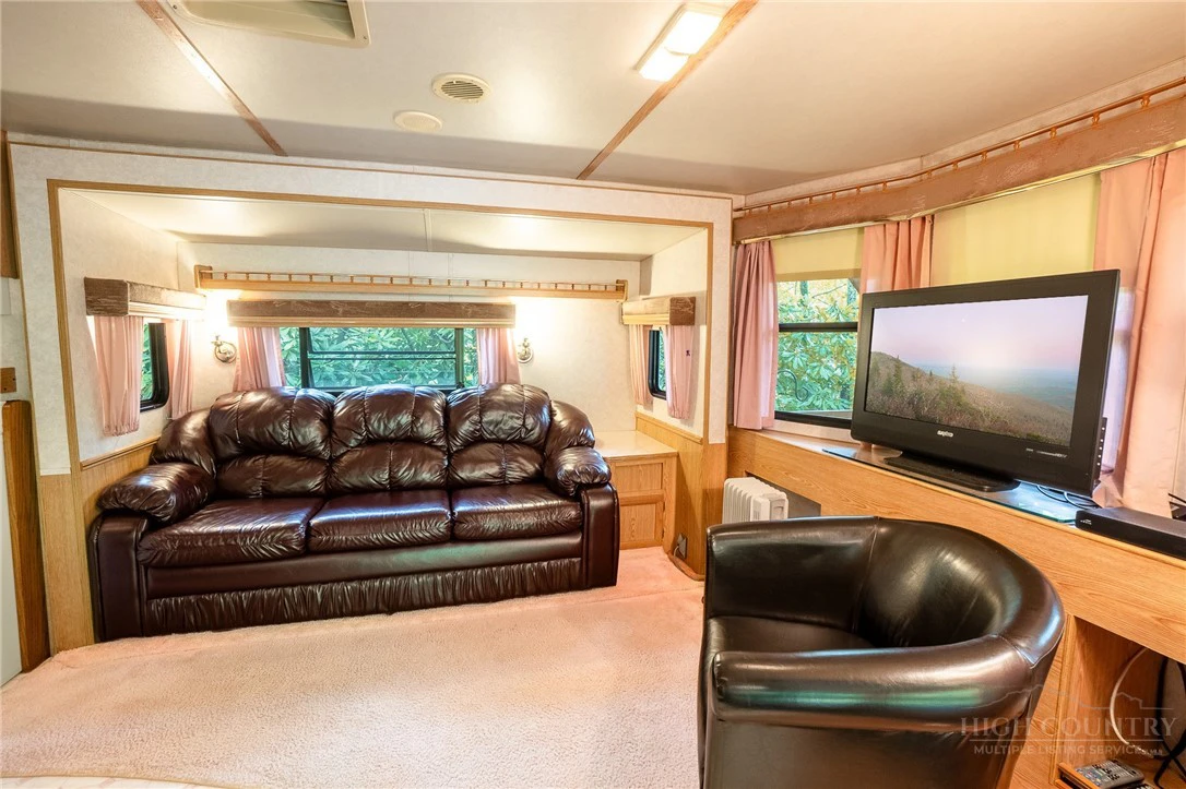 Image number 7 for the current listing