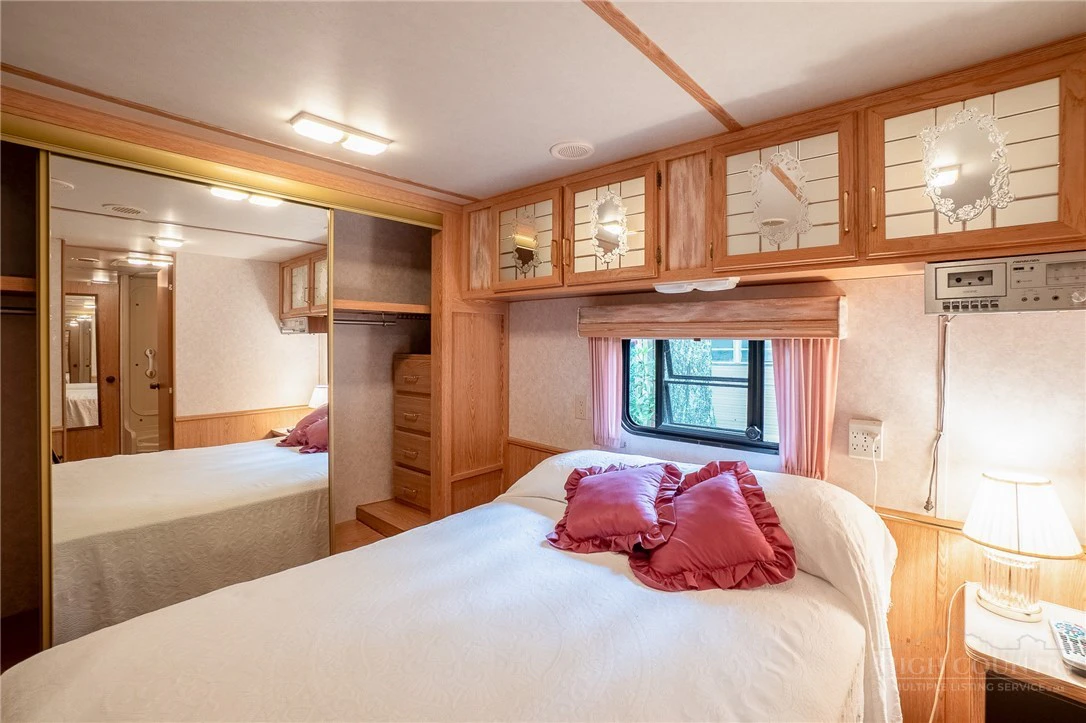 Image number 9 for the current listing