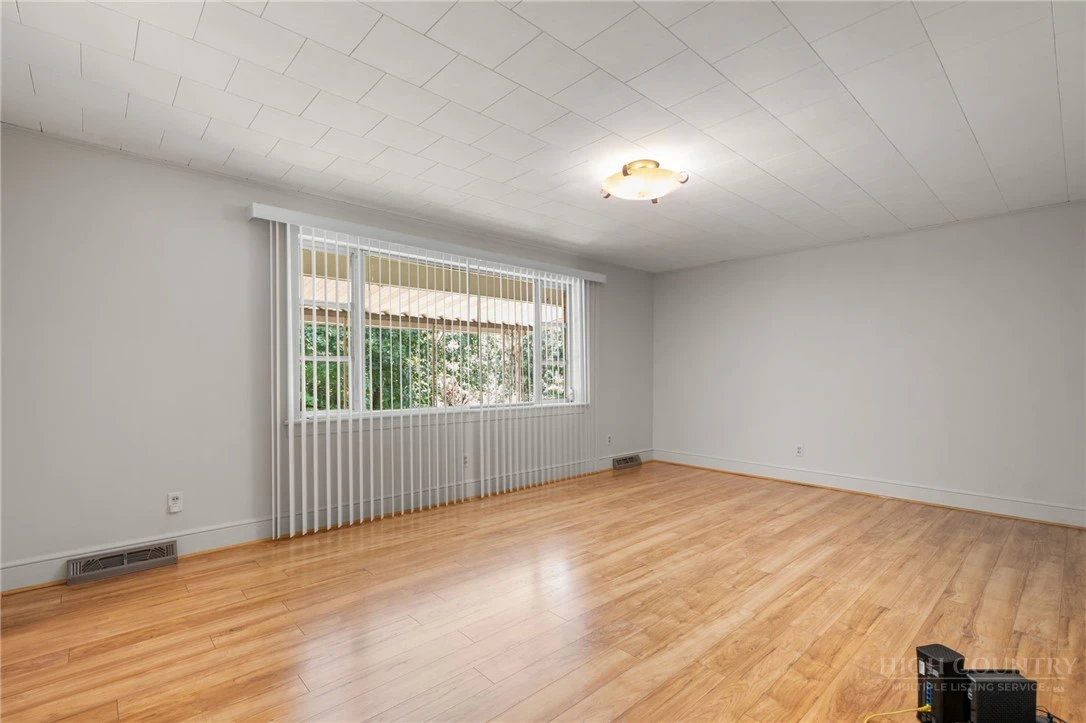 Image number 4 for the current listing