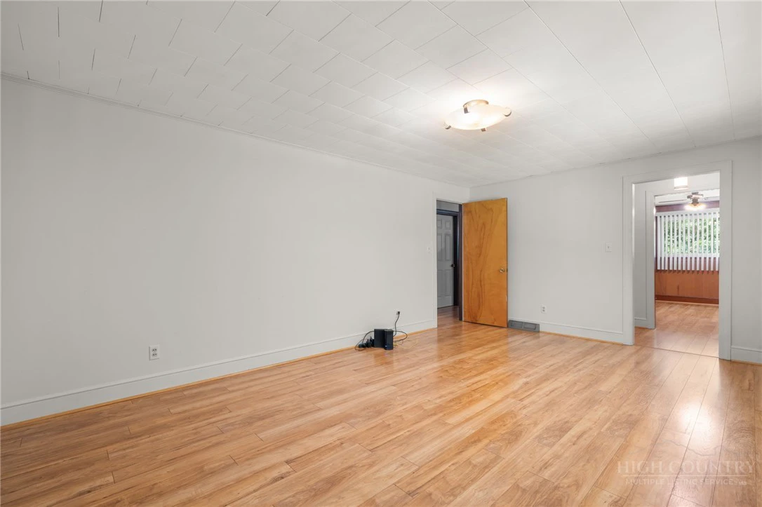 Image number 5 for the current listing