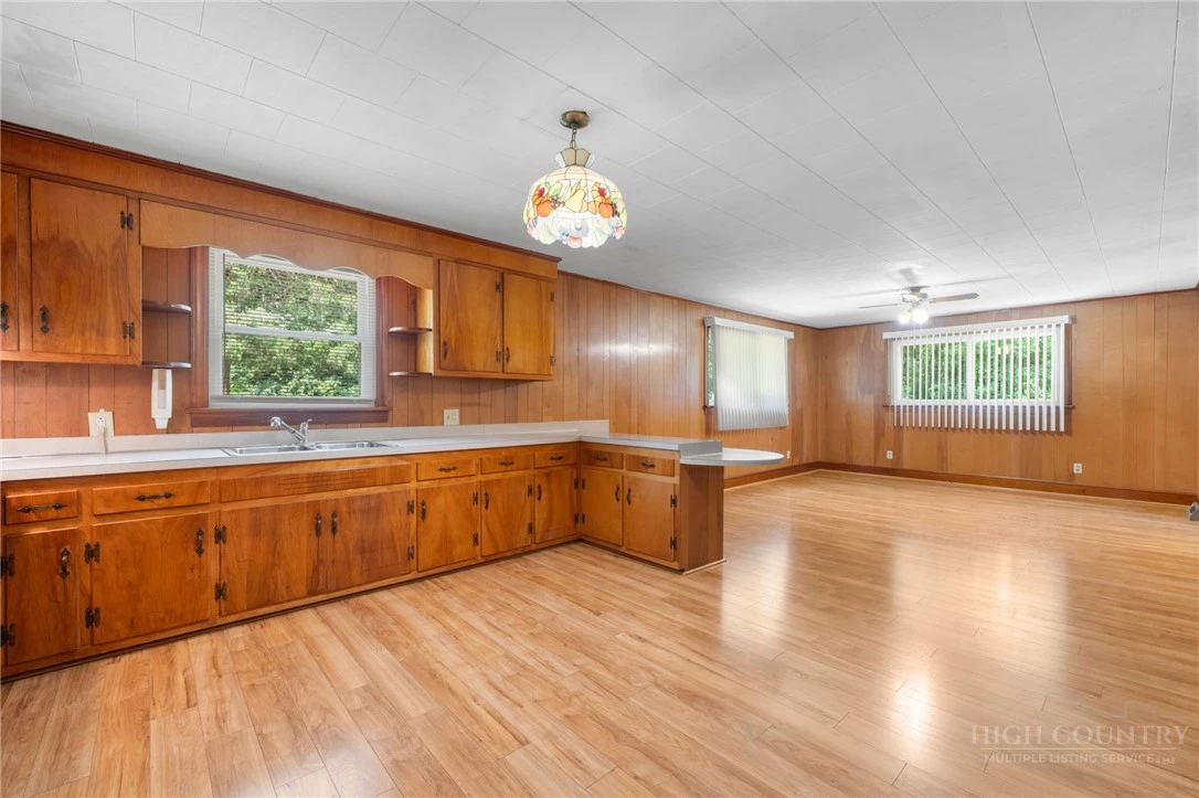 Image number 10 for the current listing