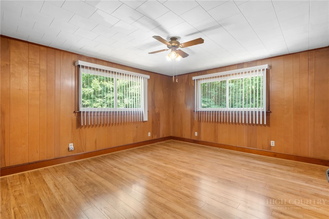 Image number 11 for the current listing