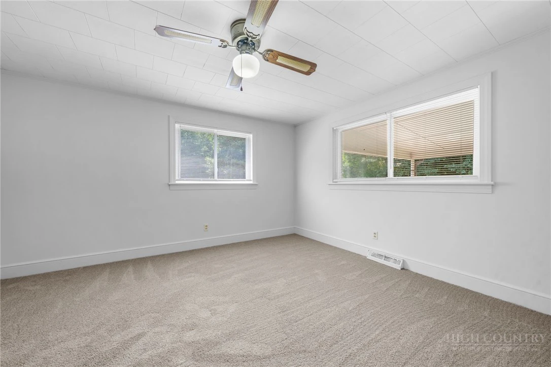 Image number 15 for the current listing