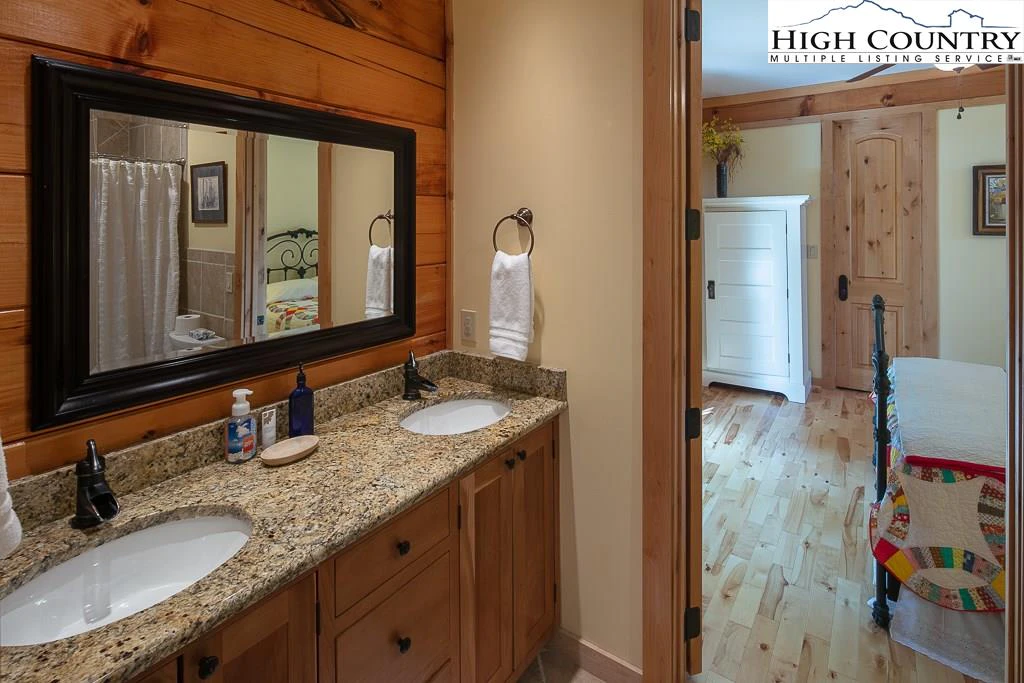 Image number 3 for the current listing