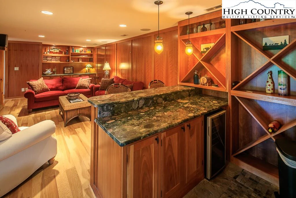 Image number 9 for the current listing