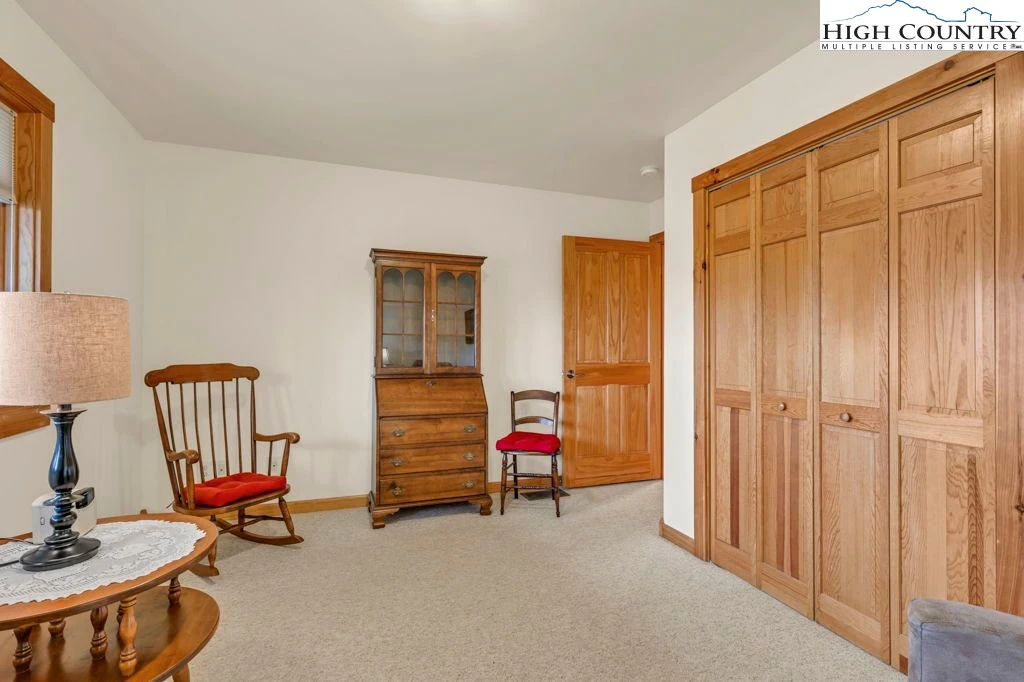 Image number 18 for the current listing