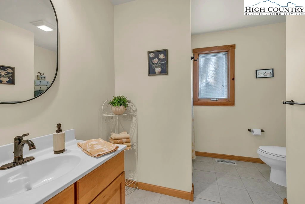 Image number 3 for the current listing