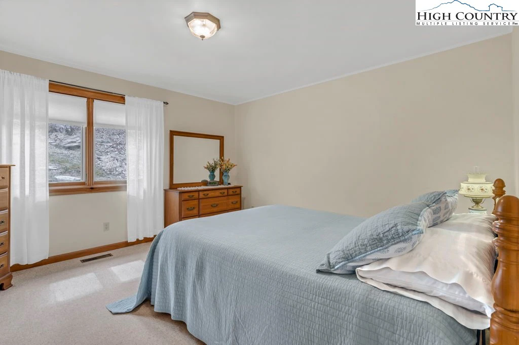 Image number 4 for the current listing