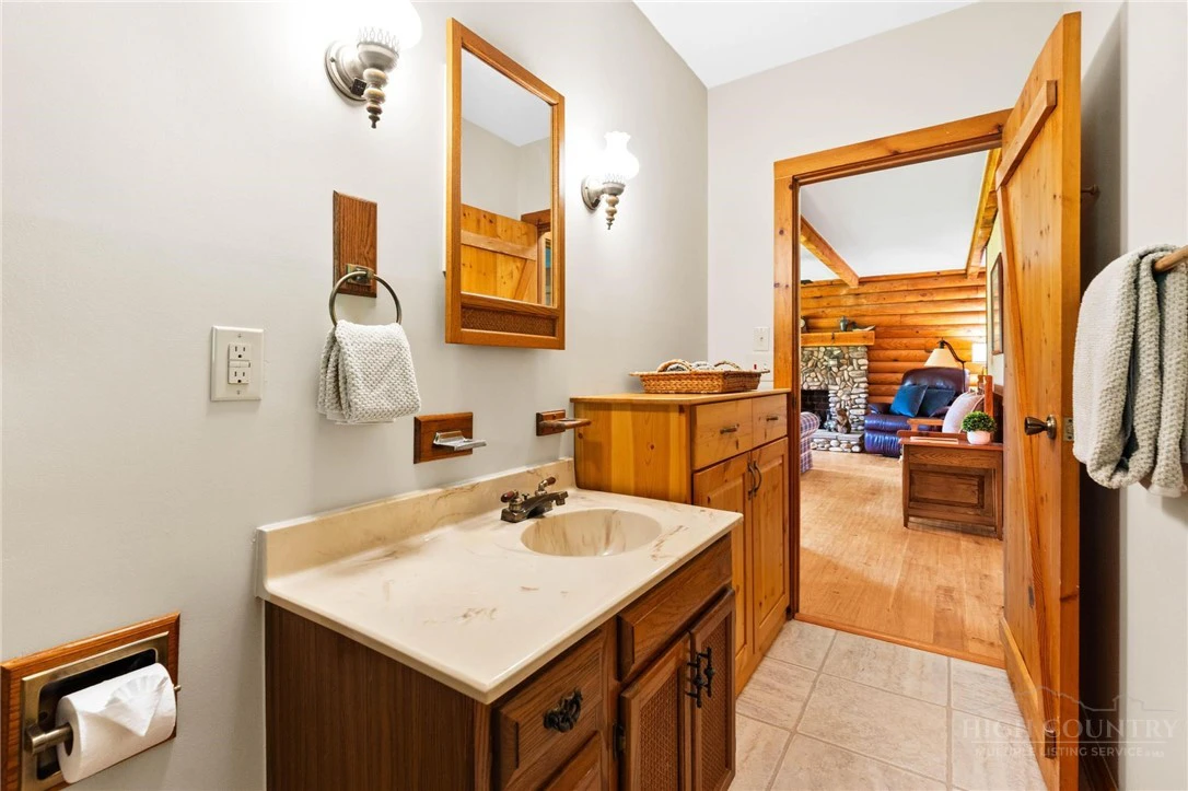 Image number 19 for the current listing