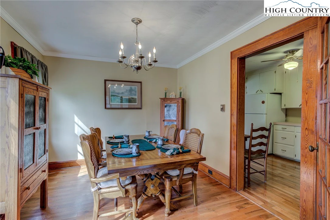 Image number 11 for the current listing