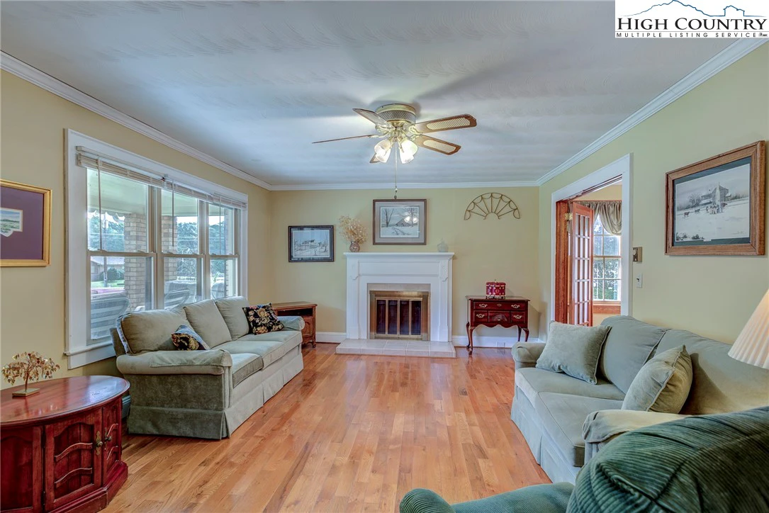Image number 2 for the current listing