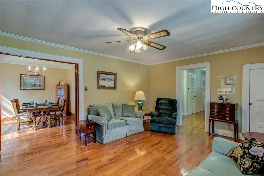 Image number 14 for the current listing