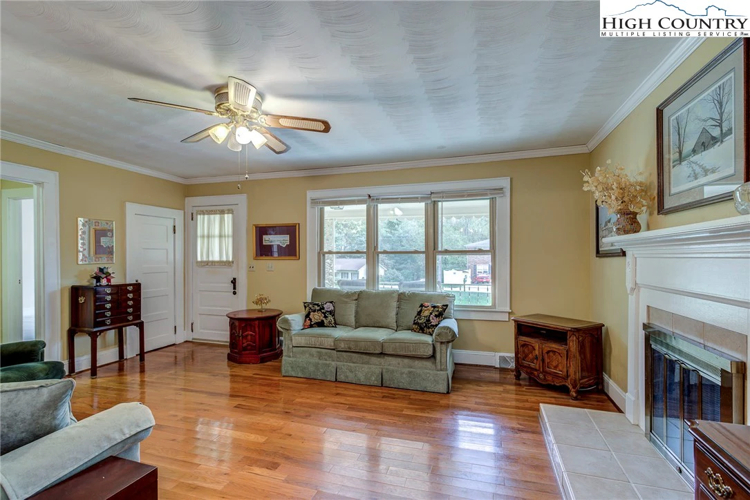 Image number 15 for the current listing