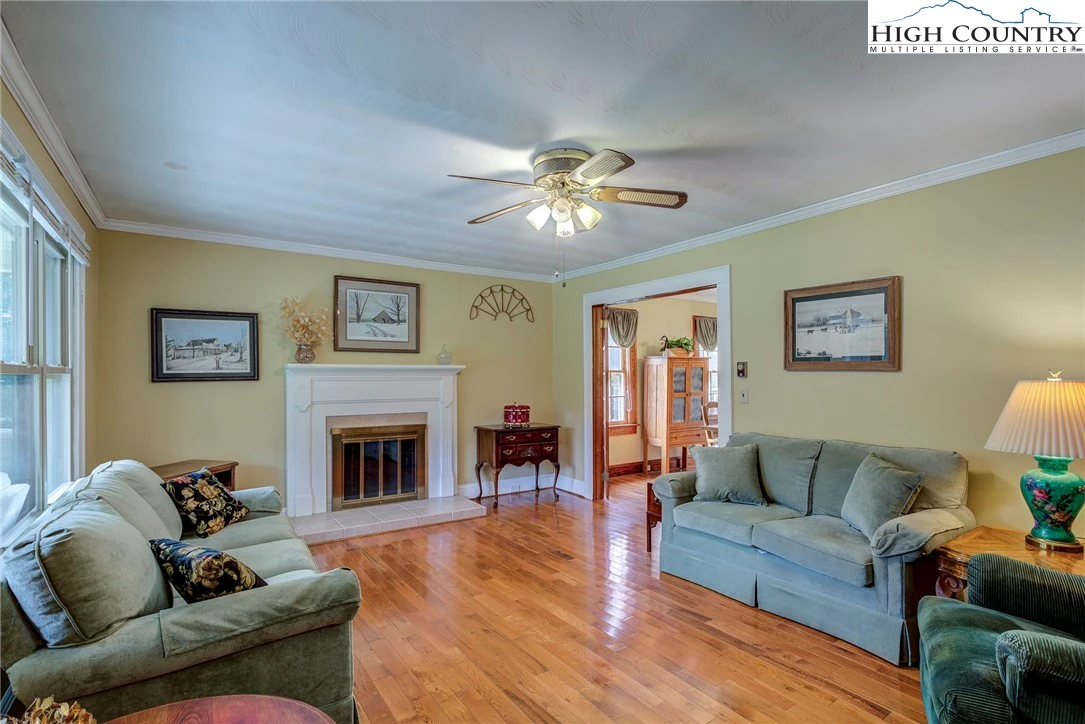 Image number 16 for the current listing