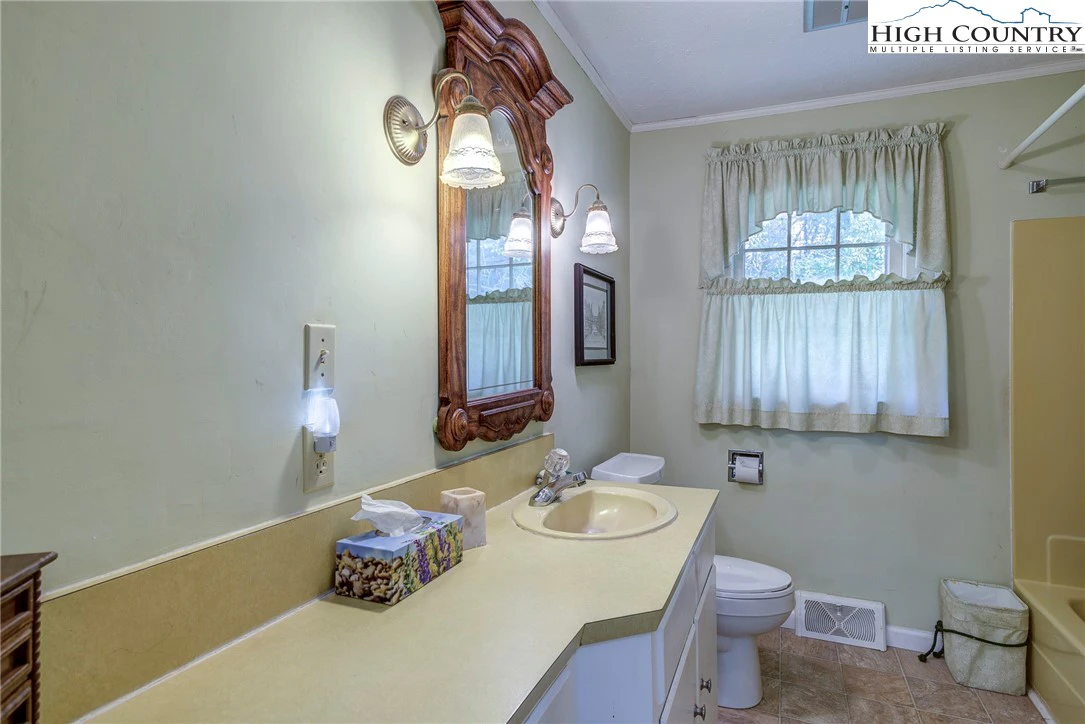 Image number 19 for the current listing