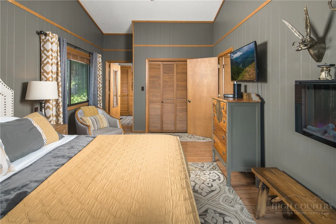 Image number 15 for the current listing