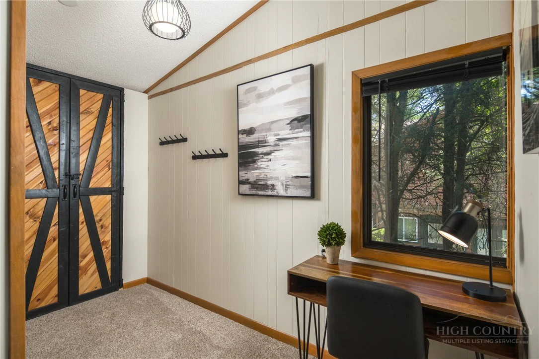 Image number 19 for the current listing