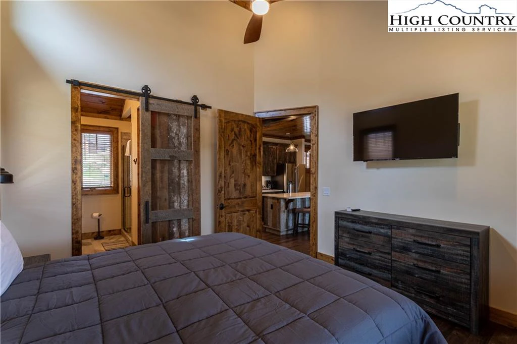 Image number 11 for the current listing