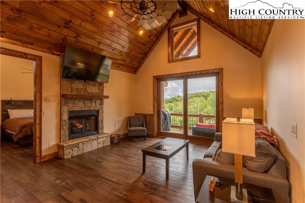 Image number 4 for the current listing